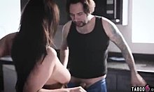 En kvinna med stora bröst och hennes man ägnar sig åt tabubelagt kökssex
