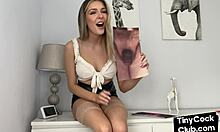 Una bella ragazza amatoriale provoca con il suo piccolo cazzo e i tacchi in un video fatto in casa