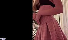 Une adolescente adorable atteint l'orgasme en jouant avec ses plis gonflés après une session de bâillonnage avec un gode - collection de sous-vêtements usagés