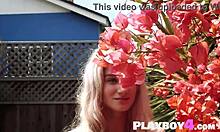 רוקסי שו, בלונדינית צעירה ומהממת, חושפת את הגוף הטבעי שלה לאחר סשן בחצר האחורית עבור Playboy4 com