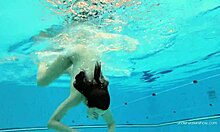 Katy Sorokas naakt bij het zwembad zwemmen in een rode bikinibroek