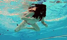 Katy Sorokas pływa nago w czerwonych bikini