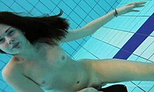 Katy Sorokas naken vid poolen i röda bikinitrosor