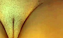 Puiul subțire din Kingston își arată corpul musculos și clitorisul mare