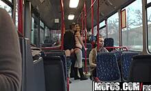 Uma viagem de ônibus se transforma em uma sessão de sexo público selvagem com Mofos