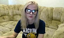 Miss Julia, une charmante adolescente lettone, s'engage dans un chat web au lieu de Fortnite