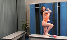 Slanke meid met een naakt lichaam poseert verleidelijk in de kleedkamer
