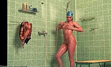 Amatrice mince montre son corps nu et mouillé sous les douches (voyeur HD)