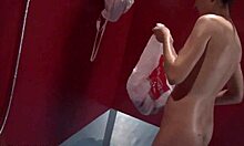 Une femme mince montre son corps délicieux sous la douche publique
