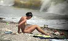 Dunkelhaarige Nacktschick läuft nackt am Strand herum