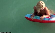 Blonda amatoare își arată corpul strâmt în apă