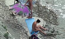 Temnolasa amaterka v sencah je gola na plaži