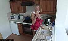 Rød get-up blond kæreste tager opvasken og ser varm ud