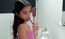 Filipinli kız arkadaş ev yapımı videoda çift el işi ve popo yalama yapıyor