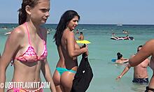 Piersiata brunetka z niesamowitym ciałem demonstruje swoją opaleniznę na plaży