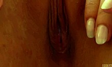 Moretta che si stringe il seno durante la masturbazione