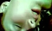 Si merah jambu yang comel mendapat wajahnya diliputi dengan air mani yang panas