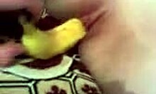 Kæresten putter banan i sin ekskærestes fisse