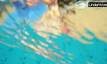 बुबारेक और उसकी गर्लफ्रेंड स्विमिंग पूल में मस्ती करते हैं।