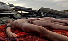 Francuska para oddaje się wzajemnej masturbacji na publicznej plaży nudystów w Grecji, z wyraźnymi treściami