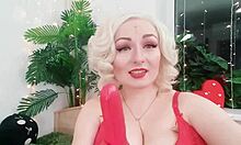 Une maîtresse en lingerie taquine et humilie son partenaire avec une petite bite dans une vidéo maison