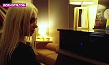 Piersiasta blondynka nastolatka z umiejętnościami fortepianowymi oddaje się solowej, hardcore'owej masturbacji