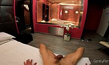 Äkta amatörer ägnar sig åt sex med en hotellädriga i del 1