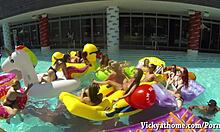 Lesbische Action mit der vollbusigen Milf Vickyvette und der rothaarigen Penny Pax auf einer Poolparty in Miami!