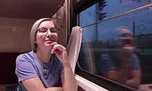 Сексуальная девушка с натуральными сиськами трахается в поезде