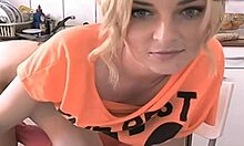 Młoda blondynka amatorka masturbuje się i rucha się przed kamerą internetową