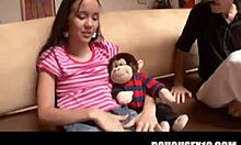 Una niñera adolescente hace una mamada descuidada