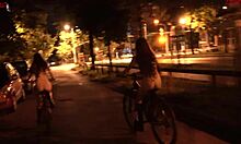 Ein junger Amateur-Teenager fährt nackt Fahrrad auf den Straßen der Stadt - Dollscult