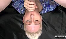 En hjemmelavet pornovideo af en blond pige, der bliver kneppet i skeden og munden af et ægte par