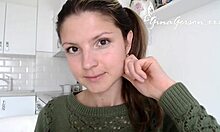 جينا جيرسون ، نجمة إباحية أوروبية ، تقديم مقابلة فيديو منزلي هواة مع أسئلة للمعجبين