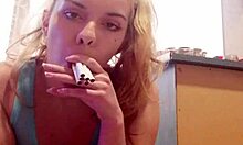 Un amator de 18 ani fumează 6 Marlboro roşii în public