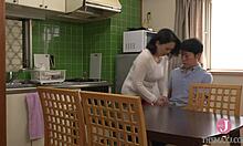 La matrigna giapponese Fumie Akiyama fa venire l'eiaculazione al suo amico fingendolo e leccandolo