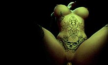 Μια όμορφη ξανθιά με τατουάζ καβαλάει ένα πέος στην πραγματική ζωή