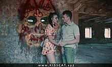 Gros plan d'une chatte russe embrassée et baisée dans une maison abandonnée