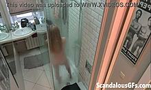 Nastoletnia dziewczyna z małymi cyckami rozbiera się pod prysznicem