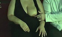 Amateur mooie dikke vrouw laat haar grote borsten wrijven door een vreemde in een theater voor volwassenen