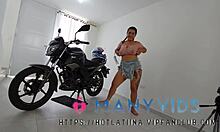 Бразилска тинејџерка Лорен Латина добија своју велику дупе на свом мотоциклу у Колумбији