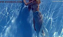 Mimi Cica, tetovaná pornohviezda, sa špiní v bazéne