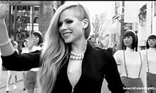 Avril Lavignes के टॉपलेस वीडियो में सेलिब्रिटी नग्न और बड़े स्तन