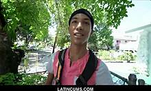 Un chico negro delgado de la universidad recibe una follada en su apretado culo en público por un semental latino por dinero