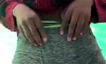 فيديو محلي الصنع لمراهقة تحفز البظر وأصابع الجمل