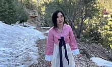 アジアの女子大生が韓国の森でファックされる