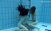 Ryska tjejer Clara Umora och Bajankina njuter av het undervattensaction