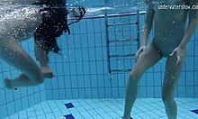 Orosz lányok Clara Umora és Bajankina forró víz alatti akcióban vesznek részt