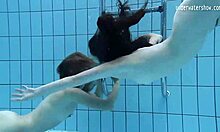 Russiske jentene Clara Umora og Bajankina nyter noen hete undervannsaktioner