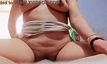 Мачеха с большой задницей получает свою киску трахнутой в домашнем видео